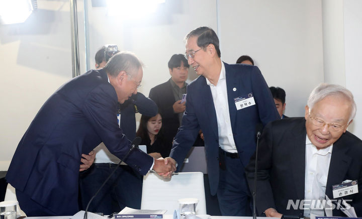 [서울=뉴시스] 홍효식 기자 = 한덕수 국무총리가 24일 오전 서울 구로디지털산업단지 G밸리산업박물관에서 열린 킬러규제 혁파 규제혁신전략회의에 앞서 류진 한국경제인협회장과 인사하고 있다. 오른쪽은 손경식 한국경영자총협회 회장. 2023.08.24. yesphoto@newsis.com