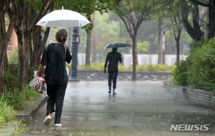 [전주=뉴시스] 김얼 기자 = 월요일인 28일은 전국이 대체로 흐린 가운데, 대부분 지역에 가끔 비가 오겠다. 비가 내리면서 곳곳에 발효됐던 폭염특보가 대부분 해제될 전망이다. 사진은 지난 24일 전북 전주시 전북대학교에서 학생들이 우산으로 비를 피하며 교정을 지나고 있는 모습. 2023.08.24. pmkeul@nwsis.com