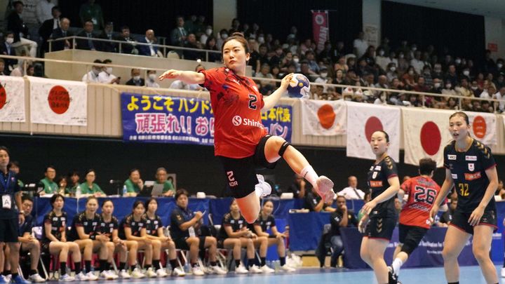 [서울=뉴시스] 23일 일본 히로시마 마에다 하우징 동구 스포츠센터에서 열린 2024 파리 올림픽 아시아 예선 4차전 한국 대 일본 경기에서 김선화가 슛을 시도하고 있다. 이날 여자 핸드볼 대표팀은 일본에게 25-24로 승리하며 11회 연속 올림픽 본선 진출에 성공했다. (사진=대한핸드볼협회 제공) 2023.08.24. photo@newsis.com *재판매 및 DB 금지