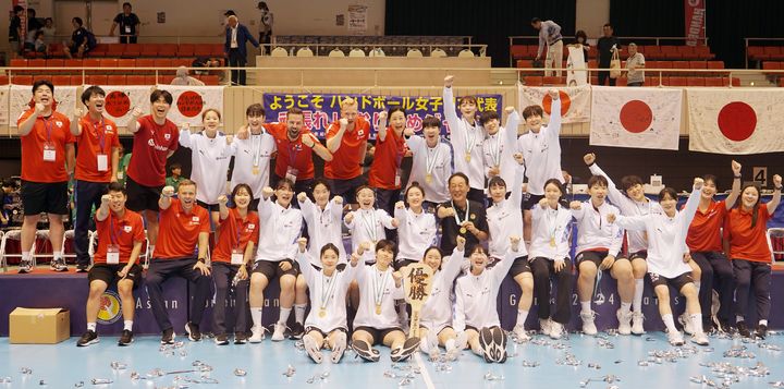 [서울=뉴시스] 23일 일본 히로시마 마에다 하우징 동구 스포츠센터에서 열린 2024 파리 올림픽 아시아 예선 4차전 한국 대 일본 경기에서 승리한 여자핸드볼 대표팀이 기뻐하고 있다. 이날 여자 핸드볼 대표팀은 일본에게 25-24로 승리하며 11회 연속 올림픽 본선 진출에 성공했다. (사진=대한핸드볼협회 제공) 2023.08.24. photo@newsis.com *재판매 및 DB 금지