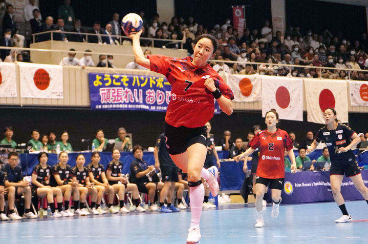 [서울=뉴시스] 23일 일본 히로시마 마에다 하우징 동구 스포츠센터에서 열린 2024 파리 올림픽 아시아 예선 4차전 한국 대 일본 경기에서 신은주가 슛을 시도하고 있다. 이날 여자 핸드볼 대표팀은 일본에게 25-24로 승리하며 11회 연속 올림픽 본선 진출에 성공했다. (사진=대한핸드볼협회 제공) 2023.08.24. photo@newsis.com *재판매 및 DB 금지