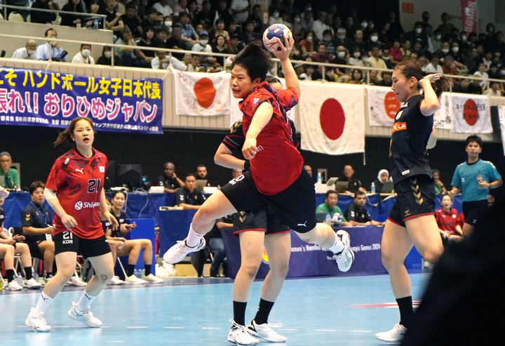[서울=뉴시스] 23일 일본 히로시마 마에다 하우징 동구 스포츠센터에서 열린 2024 파리 올림픽 아시아 예선 4차전 한국 대 일본 경기에서 김민서가 슛을 시도하고 있다. 이날 여자 핸드볼 대표팀은 일본에게 25-24로 승리하며 11회 연속 올림픽 본선 진출에 성공했다. (사진=대한핸드볼협회 제공) 2023.08.24. photo@newsis.com *재판매 및 DB 금지