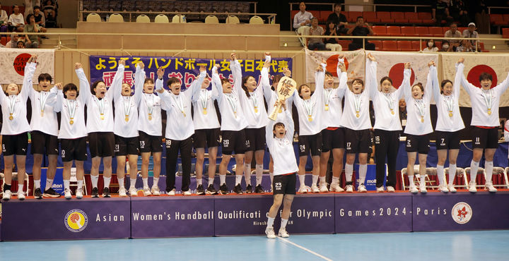 [서울=뉴시스] 23일 일본 히로시마 마에다 하우징 동구 스포츠센터에서 열린 2024 파리 올림픽 아시아 예선 4차전 한국 대 일본 경기에서 승리한 여자핸드볼 대표팀이 기뻐하고 있다. 이날 여자 핸드볼 대표팀은 일본에게 25-24로 승리하며 11회 연속 올림픽 본선 진출에 성공했다. (사진=대한핸드볼협회 제공) 2023.08.24. photo@newsis.com *재판매 및 DB 금지