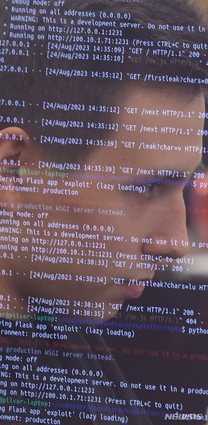 [서울=뉴시스] 조수정 기자 = 24일 서울 강남구 코엑스에서 개막한 2023 코드게이트 국제해킹방어대회에서 참가자들이 코딩하고 있다. (다중노출촬영)2023.08.24. chocrystal@newsis.com