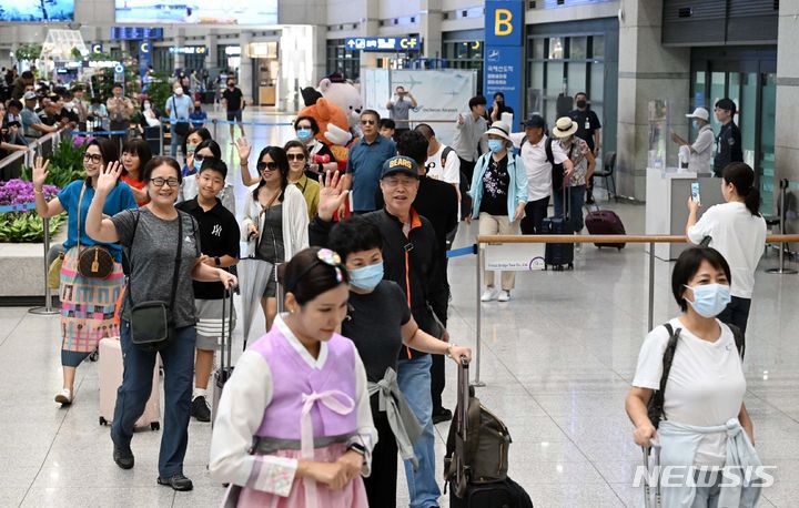 [인천공항=뉴시스] 최동준 기자 = 24일 인천국제공항 제1여객터미널에서 중국인 단체 관광객들이 입국하고 있다. 한국관광공사는 이날 한중 수교 31주년을 기념해 중국인 단체 관광객 환대 행사를 진행했다. (공동취재사진) 2023.08.24. photo@newsis.com