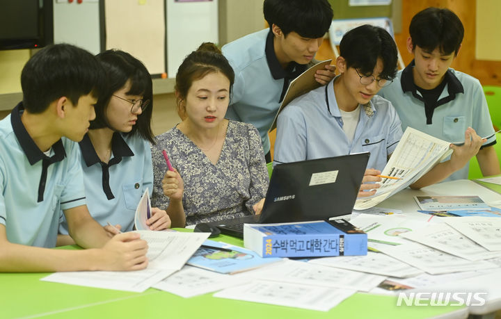 [수원=뉴시스] 김종택 기자 = 지난달 24일 경기도 수원시 조원고등학교에서 고3 학생들이 선생님과 수능실시요강 등을 살펴보고 있다. 2023.09.05. jtk@newsis.com