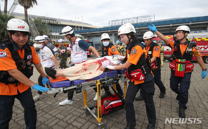 [서귀포=뉴시스] 우장호 기자 = 국가 비상대비태세 확립을 위한 을지연습 마지막 날인 24일 오후 제주 서귀포시 강정크루즈터미널에서 '민·군 복합항 테러·화재 복합상황대비 긴급구조 종합훈련'이 진행되고 있다. 2023.08.24. woo1223@newsis.com