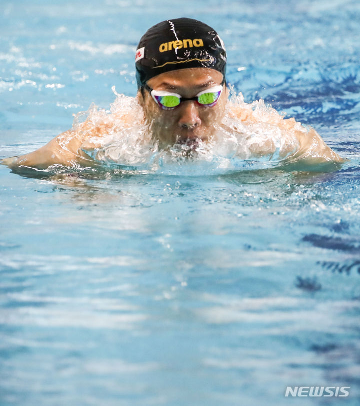[진천=뉴시스] 정병혁 기자 = 수영 국가대표 김우민이 2022 항저우 아시안게임을 한 달 앞둔 24일 충북 진천군 진천국가대표선수촌에서 훈련을 하고 있다. 2023.08.24. jhope@newsis.com
