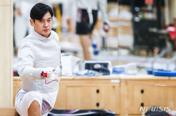 [진천=뉴시스] 정병혁 기자 = 펜싱 국가대표 구본길이 2022 항저우 아시안게임을 한 달 앞둔 24일 충북 진천군 진천국가대표선수촌에서 훈련을 하고 있다. 2023.08.24. jhope@newsis.com