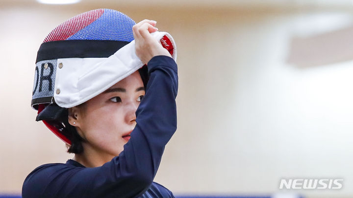 [진천=뉴시스] 정병혁 기자 = 펜싱 국가대표 송세라가 2022 항저우 아시안게임을 한 달 앞둔 24일 충북 진천군 진천국가대표선수촌에서 훈련 도중 휴식을 취하고 있다. 2023.08.24. jhope@newsis.com