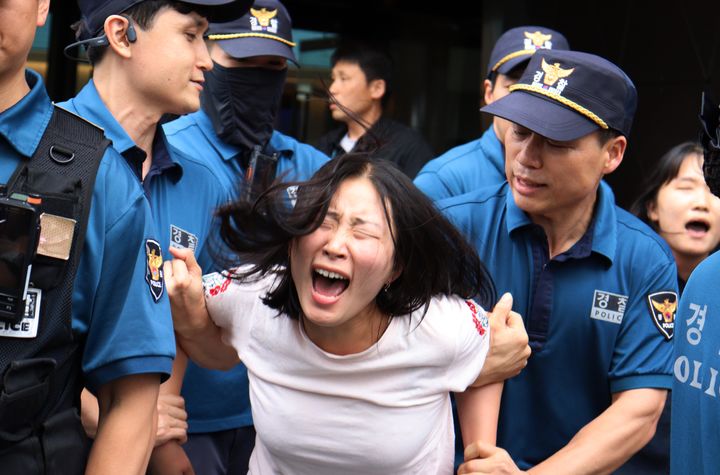 [서울=뉴시스] 조성봉 기자= 후쿠시마오염수 투기반대 대학생원정단과 진보대학생넷 소속 대학생들이 24일 오후 서울 종로구 주한일본대사관 빌딩에 진입해 오염수 해양투기 중단을 촉구하며 기습시위를 하다 연행되고 있다. 2023.08.24. (사진=진보대학생넷 제공) photo@newsis.com *재판매 및 DB 금지