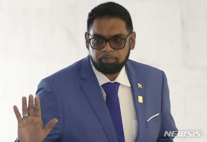 [브라질리아(브라질)=AP/뉴시스]모하메드 이르판 알리 가이아나 대통령이 올 해 5월30일 남미정상회의를 위해 브라질 브라질리아의 이타마라티 궁전에 도착하고 있다. 그는 베네수엘라가 국민투표까지 실시하며 에스퀴보지역의 반환을 요구하는데 반발하고 있지만 브라질등 주변국 권유로 14일 마두로와의 회담을 하기로 했다.&nbsp; 2023.12.11.