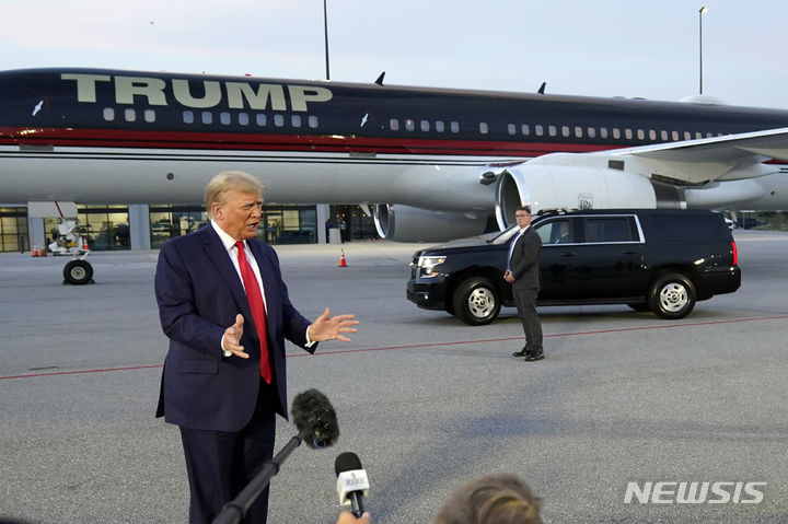 [애틀랜타=AP/뉴시스] 도널드 트럼프 전 미국 대통령이 24일(현지시간) 미국 애틀랜타 하츠필드-잭슨 국제공항에서 발언하고 있다. 2023.08.25.