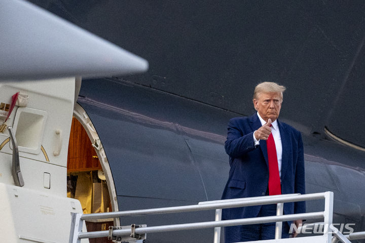 [애틀랜타=AP/뉴시스] 2일(현지시간) 월스트리트저널(WSJ) 여론조사에서 도널드 트럼프 전 미국 대통령이 미 공화당 차기 대선 경선 후보 중에서 압도적인 지지를 받는 것으로 나타났다. 잇단 형사 기소가 오히려 지지층을 결집시킨 것으로 분석된다. 사진은 지난달 24일 미 애틀랜타 하츠필드-잭슨 국제공항에서 전용기에 탑승하고 있는 모습. 2023.09.03.