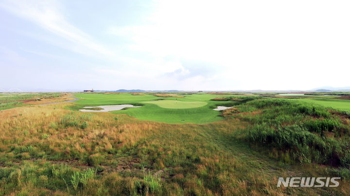 [서울=뉴시스] 골프코스 토털 서비스 기업 골프존카운티는 전라남도 영암군에 위치한 '사우스링스 영암CC'가 '골프존카운티 영암45'로 새롭게 운영을 시작한다고 25일 밝혔다. (사진=골프존카운티 제공) 2023.08.25. photo@newsis.com