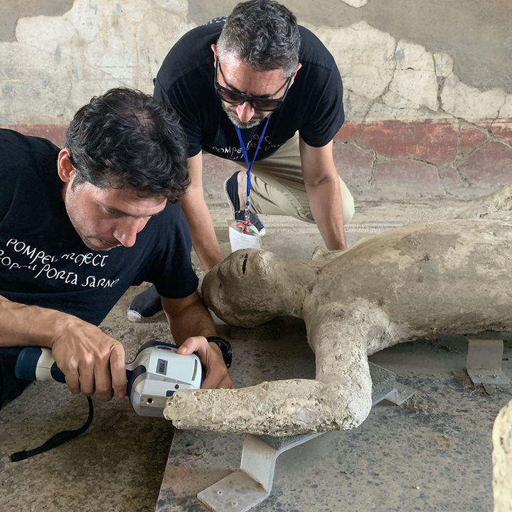 [서울=뉴시스] 24일(현지시간) 사이언스 등에 따르면 스페인 발렌시아대, 영국 케임브리지대 등 공동 연구진은 휴대용 엑스레이로 폼페이 희생자 7명 석고상을 분석한 결과 이들 모두 화산재 구름 속에서 질식해 사망한 것을 밝혀냈다. 사진은 휴대용 엑스레이로 폼페이 희생자 석고상을 분석하는 연구진들 (사진=사이언스, 요렌츠 알라폰 스페인 발렌시아대 박사 제공) *재판매 및 DB 금지