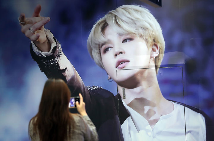 [부산=뉴시스] 하경민 기자 = 2030 부산세계박람회 유치 기원 BTS콘서트를 나흘 앞둔 11일 부산 연제구 도시철도 3호선 종합운동장역 출입구에 BTS 멤버인 지민의 생일을 축하하는 랩핑광고가 설치돼 눈길을 끌고 있다. 이번 BTS콘서트는 오는 15일 오후 6시 부산아시아드주경기장에서 열린다. 2022.10.11. yulnetphoto@newsis.com *재판매 및 DB 금지