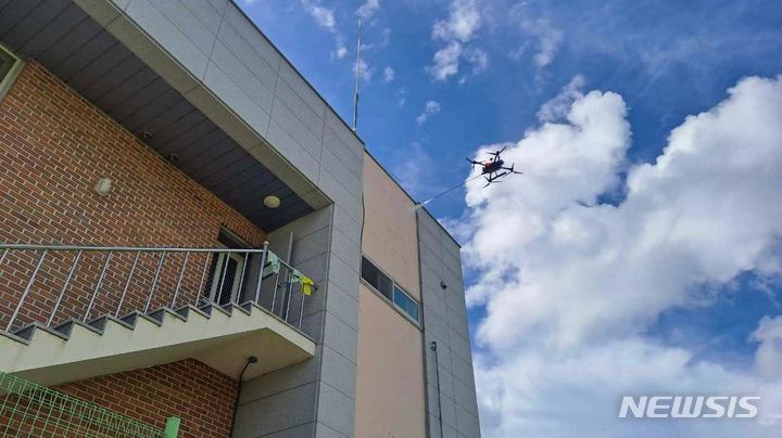 [고성(경남)=뉴시스] 신정철 기자= 경남 고성소방서 거류안전센터 이근출 팀장이 개발한 '벌집제거드론'이 오는 30일부터 9월 1일까지 대구광역시 EXCO에서 개최되는 2023 국제소방안전박람회에 전시된다. 사진은 이근출 팀장이 개발한 '벌집제거드론' 시연 모습.(사진=뉴시스DB).2023.08.25. sin@newsis.com