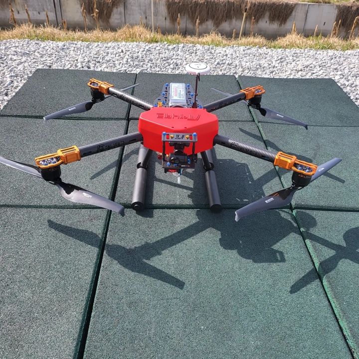 [고성(경남)=뉴시스] 신정철 기자= 경남 고성소방서 거류안전센터 이근출 팀장이 개발한 '벌집제거드론'이 오는 30일부터 9월 1일까지 대구광역시 EXCO에서 개최되는 2023 국제소방안전박람회에 전시된다. '벌집제거 드론'은 현재까지 유튜브 조회 건수가 50만회가 넘었고, 국내 주요 방송사 및 신문에 보도되어 높은 관심과 주목을 받고 있다.사진은 이근출 팀장이 개발한 '벌집제거드론' 정면 모습.(사진=고성소방서 제공).2023.08.25. photo@newsis.com *재판매 및 DB 금지