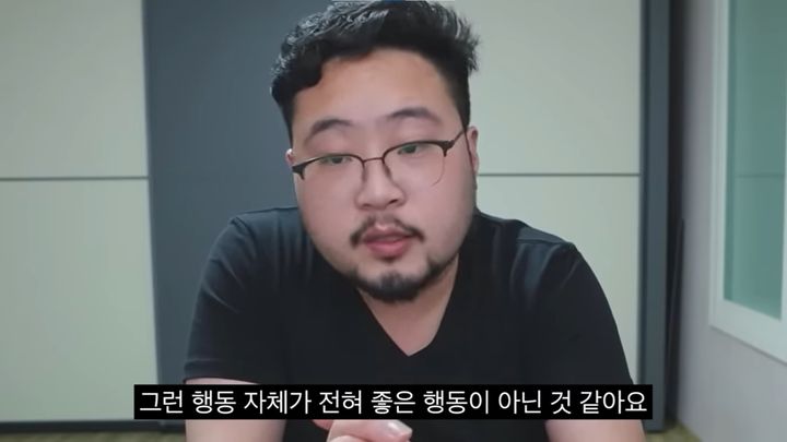 [서울=뉴시스]지난 24일 마술을 주된 콘텐츠로 하는 스트리머이자 유튜버 김준표(27)가 자신의 채널에 '몇 년간의 악플과 살해 협박으로 너무 힘듭니다'라는 제목의 영상을 게재했다. (사진=유튜브 '김준표' 캡처) 2023.08.25 photo@newsis.com *재판매 및 DB 금지