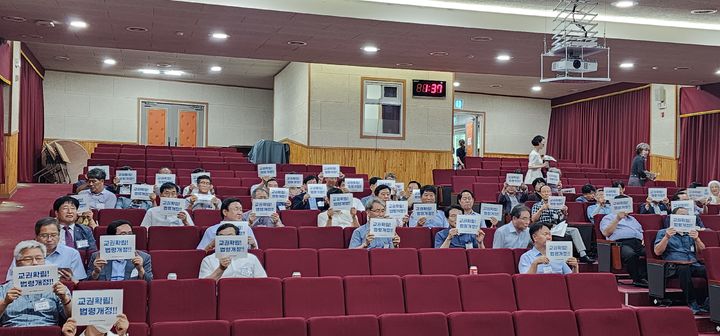 청주시중등교장장학협의회가 25일 청주교육지원청에서 협의회를 열고 '교권확립 법령 개정'을 촉구하고 있다.2023.08.25.kipoi@newsis.com *재판매 및 DB 금지