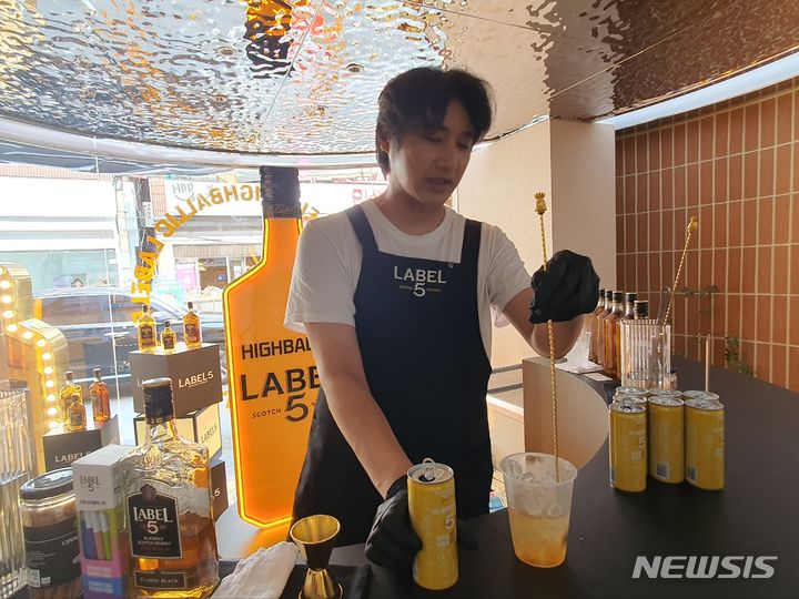 [서울=뉴시스] 김혜경 기자= 25일 서울 성수동 '도어투성수'에서 열린 위스키 '라벨 파이브(라벨5)' 팝업스토어에서 전문 바텐더가 하이볼을 만들고 있다. 2023.08.25.