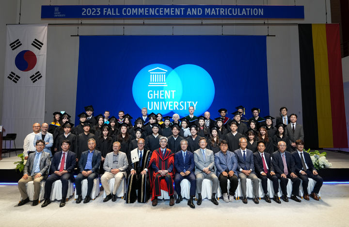 [인천=뉴시스] 겐트대 글로벌캠퍼스 졸업식 단체사진 모습. (사진=겐트대 제공) *재판매 및 DB 금지