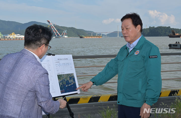 [창원=뉴시스] 홍정명 기자=박완수 경남도지사가 25일 오후 마산항 제2부두 해양 방사능 조사정점을 찾아 김제홍 해양수산국장으로부터 조사 현황 설명을 듣고 있다.(사진=경남도 제공) 2023.08.25.  photo@newsis.com