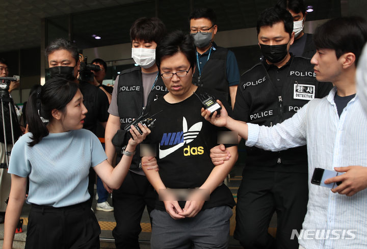 [서울=뉴시스] 서울 관악구 등산로에서 일면식도 없는 여성을 성폭행하고 살해한 혐의로 재판에 넘겨진 최윤종(31)이 22일 1심 법원에서 무기징역을 선고받았다. 사진은 최윤종이 지난해 8월25일 서울 관악경찰서에서 검찰로 송치되는 모습. 2023.08.25. kkssmm99@newsis.com