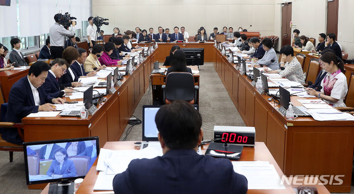 [서울=뉴시스] 추상철 기자 = 지난 25일 오전 서울 여의도 국회에서 보건복지위원회 전체회의가 열리고 있다. 2023.08.25. scchoo@newsis.com