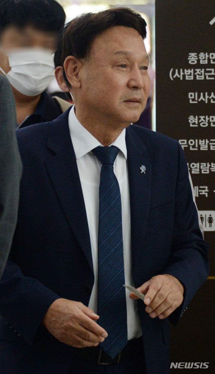 [전주=뉴시스] 김얼 기자 = 전주지방법원으로 들어서는 강임준 군산시장. 2023.08.25. pmkeul@nwsis.com