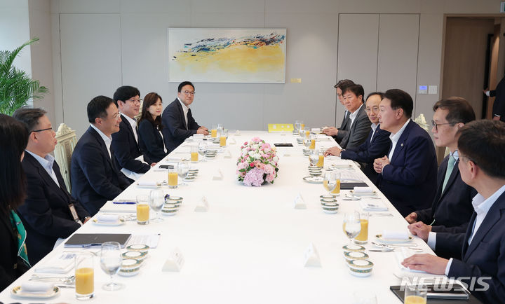 [서울=뉴시스] 윤석열 대통령이 25일 서울 용산 대통령실 청사에서 추경호 경제부총리 겸 기획재정부 장관, 이창용 한국은행 총재, 국내외 민간 전문가 등과 거시경제전문가 오찬 간담회를 하고 있다. (사진=대통령실 제공) 2023.08.25. photo@newsis.com