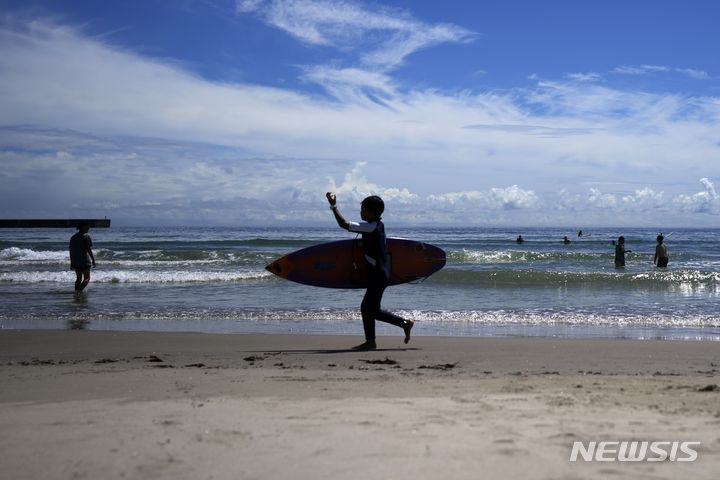 [이와키=AP/뉴시스] 일본 도쿄전력이 14일 후쿠시마 제1원자력발전소 오염수(일본 정부 명칭 처리수) 13차 해양 방류를 시작했다고 후쿠시마 TV와 산케이신문이 보도했다. 사진은 지난 2023년 8월 26일 일본 후쿠시마현 이와키시에 있는 요쓰쿠라 해수욕장에서 사람들이 서핑을 하는 모습. 2025.07.14.
