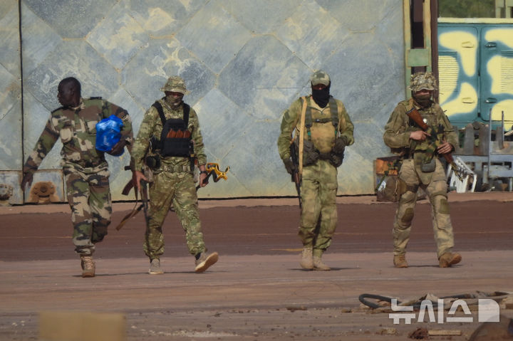 [A{/뉴시스] 서아프리카 말리 북부에서 활동하는 러시아 바그너 용병그룹 병사들. 이들은 민간인을 무차별 학살하고 약탈하고 있다. 2025.3.12.