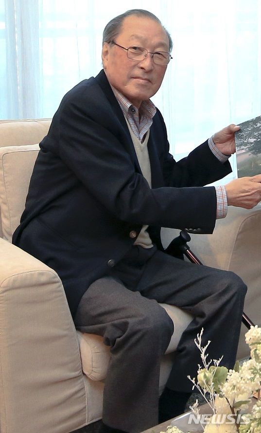 [서울=뉴시스] 26일 향년 78세에 별세한 김석원 전 쌍용그룹 회장. (사진=롯데그룹 제공)