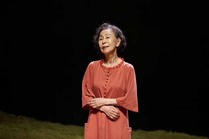 [서울=뉴시스]배우 손숙의 데뷔 60주년을 기념한 연극 '토카타' 공연 사진. (사진=신시컴퍼니 제공) 2023.08.27. photo@newsis.com *재판매 및 DB 금지