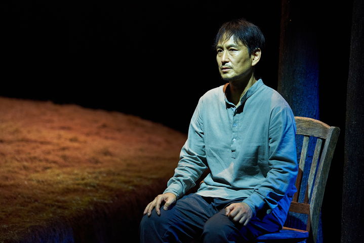 [서울=뉴시스]배우 손숙의 데뷔 60주년을 기념한 연극 '토카타' 공연 사진. '남자' 역의 배우 김수현. (사진=신시컴퍼니 제공) 2023.08.27. photo@newsis.com *재판매 및 DB 금지