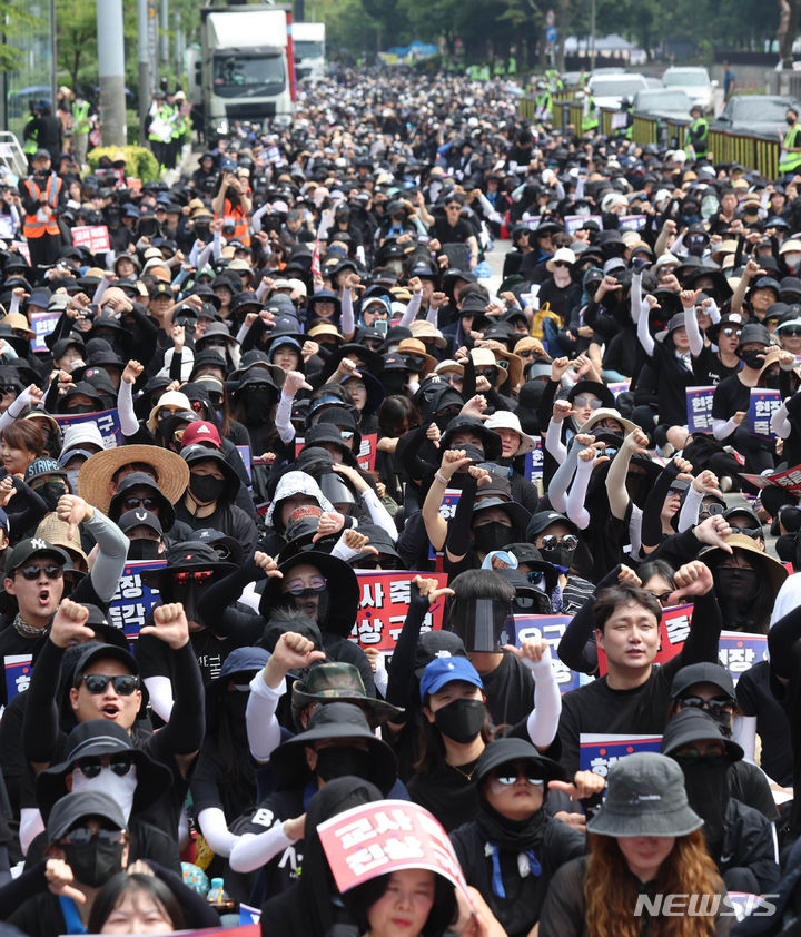 [서울=뉴시스] 조수정 기자 = 전국에서 모인 교사들이 26일 서울 영등포구 국회 앞에서 서이초 교사 사망 사건 진상규명 및 아동학대 관련법 즉각 개정 촉구 6차 집회를 하던 중 사망 교사 49재인 9월 4일 일선 학교와 교사들의 '공교육 멈춤의 날'로 정하자는 목소리에 수도권 한 교육감이 "공교육이 멈춰서는 안된다"고 자제를 당부한 발언과 관련 항의성 야유하고 있다. 2023.08.26. chocrystal@newsis.com