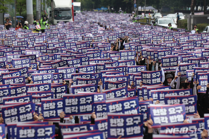 [서울=뉴시스] 조수정 기자 = 전국에서 모인 교사들이 지난 26일 서울 영등포구 국회 앞에서 서이초 교사 사망 사건 진상규명 및 아동학대 관련법 즉각 개정 촉구 6차 집회를 하고 있다. 2023.08.27. chocrystal@newsis.com