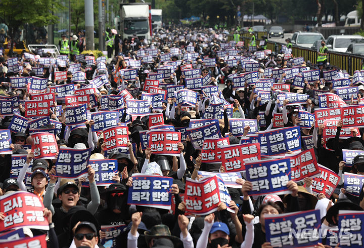 [서울=뉴시스] 조수정 기자 = 전국에서 모인 교사들이 지난 26일 서울 영등포구 국회 앞에서 서이초 교사 사망 사건 진상규명 및 아동학대 관련법 즉각 개정 촉구 6차 집회를 하고 있다. 2023.08.28. chocrystal@newsis.com