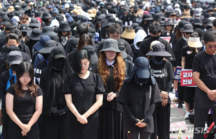 [서울=뉴시스] 조수정 기자 = 전국에서 모인 교사들이 지난달 26일 서울 영등포구 국회 앞에서 서이초 교사 사망 사건 진상규명 및 아동학대 관련법 즉각 개정 촉구 6차 집회를 하며 고인을 추모하는 묵념을 하고 있다. 2023.08.26. chocrystal@newsis.com