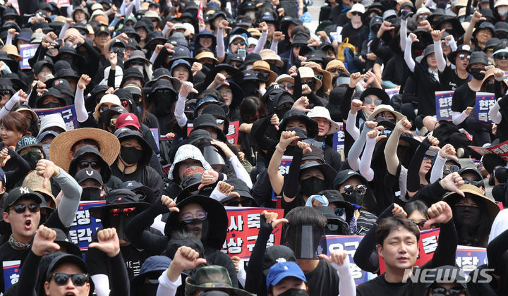 [서울=뉴시스] 조수정 기자 = 전국에서 모인 교사들이 26일 서울 영등포구 국회 앞에서 서이초 교사 사망 사건 진상규명 및 아동학대 관련법 즉각 개정 촉구 6차 집회를 하던 중 사망 교사 49재인 9월 4일 일선 학교와 교사들의 '공교육 멈춤의 날'로 정하자는 목소리에 수도권 한 교육감이 "공교육이 멈춰서는 안된다"고 자제를 당부한 발언과 관련 항의성 야유하고 있다. 2023.08.26. chocrystal@newsis.com