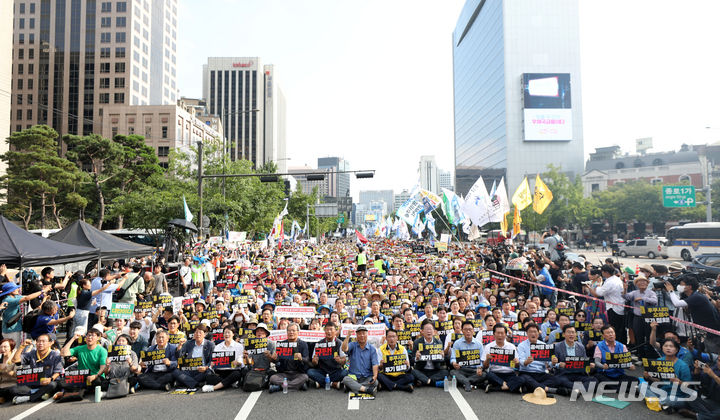 [서울=뉴시스] 김선웅 기자 = 26일 서울 종로구 세종대로에서 열린 일본 후쿠시마 핵 오염수 해양투기 중단 및 윤석열 정부 규탄 범국민대회에서 이재명 더불어민주당 대표 및 시민 참가자들이 일본 규탄 구호를 외치고 있다. 2023.08.26. mangusta@newsis.com