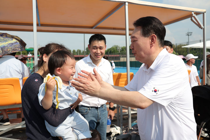 [서울=뉴시스] 윤석열 대통령이 26일 서울 용산어린이정원 분수정원에서 열린 다둥이가족 초청행사에서 어린이들과 인사하고 있다. (사진=대통령실 제공) 2023.08.26. photo@newsis.com *재판매 및 DB 금지