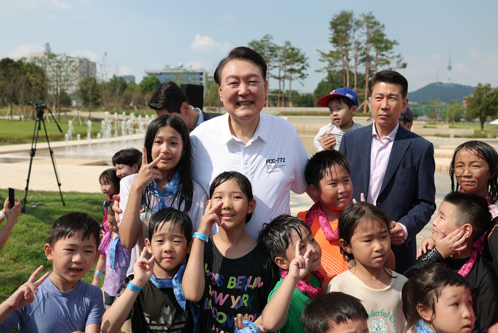 [서울=뉴시스] 윤석열 대통령이 26일 서울 용산어린이정원 분수정원에서 열린 다둥이가족 초청행사에서 어린이들과 기념촬영하고 있다. (사진=대통령실 제공) 2023.08.26. photo@newsis.com *재판매 및 DB 금지