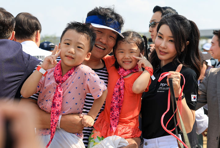 [서울=뉴시스] 윤석열 대통령 부인 김건희 여사가 26일 서울 용산어린이정원 분수정원에서 열린 다둥이가족 초청행사에서 어린이들과 기념촬영하고 있다. (사진=대통령실 제공) 2023.08.26. photo@newsis.com *재판매 및 DB 금지