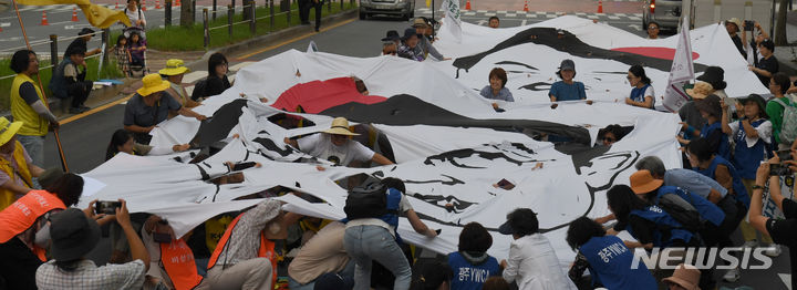 [광주=뉴시스] 변재훈 기자 = 일본 방사성 오염수 해양투기 저지 광주전남공동행동 회원들이 26일 오후 광주 서구 치평동 국민의힘 광주시당 앞에서 '후쿠시마 오염수 방류 반대' 상징 의식을 벌이고 있다. 이날 상징의식에서 회원들은 기시다 일본 총리 얼굴을 형상화한 대형 현수막을 찢었다. 2023.08.26. wisdom21@newsis.com