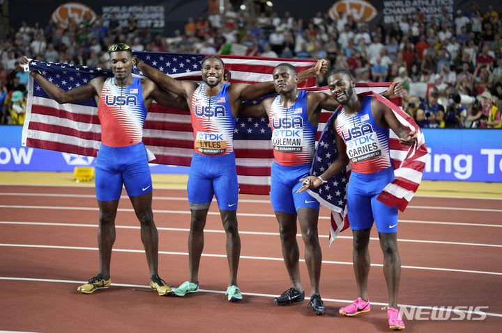[부다페스트=AP/뉴시스] 27일(한국시간) 헝가리 부다페스트 국립경기장에서 열린 2023 세계육상선수권대회 남자 400m 계주 결선에서 1위를 차지한 미국 대표팀이 세리머니를 펼치고 있다. 2023.08.27
