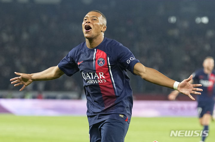 [파리=AP/뉴시스]파리 생제르맹(PSG)이 27일(한국시간) 프랑스 파리의 파르크 데 프랭스에서 열린 랑스와의 2023~2024 프랑스 프로축구 리그1 3라운드에서 킬리안 음바페의 멀티골 활약을 앞세워 3-1로 승리했다.