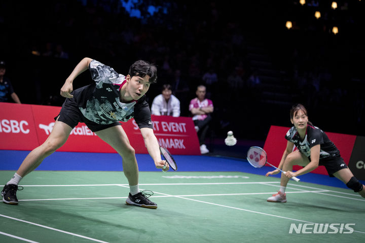 [코펜하겐=AP/뉴시스] 서승재-채유정이 27일(현지시각) 덴마크 코펜하겐의 로열 아레나에서 열린 2023 세계배드민턴연맹(BWF) 세계배드민턴선수권대회 혼합 복식 결승전에서 정쓰웨이-황야충 조(1위·중국)와 경기하고 있다. 서승재-채유정은 중국을 2-1(21-17 10-21 21-18)로 꺾고 20년 만에 혼복 정상에 올랐다. 2023.08.28.